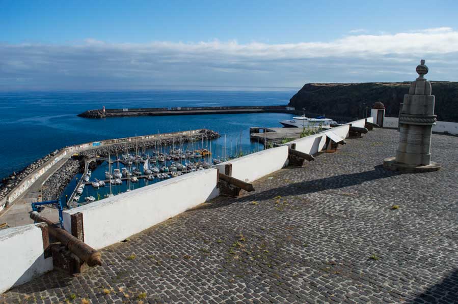 El puerto de la isla de Santa Maria y su marina