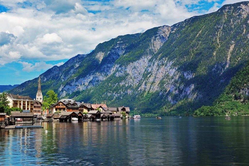 Hallstatt e sun diminuto pero pintoresco pueblo en medio de los imponentes alpes y a la orilla de su tranquilo lago.