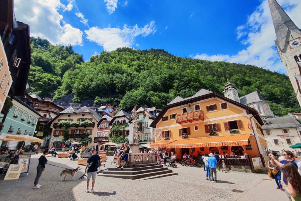 El abarrotado centro de Hallstatt