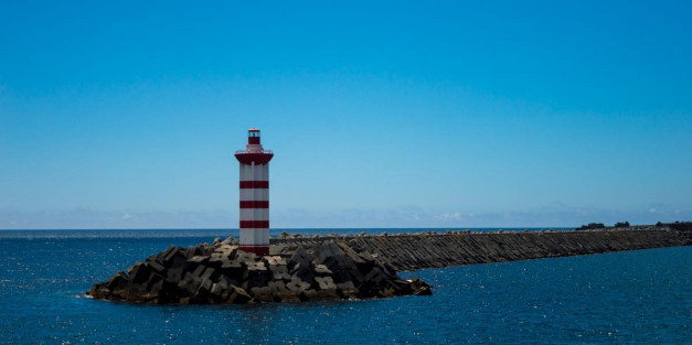 Faro a la entrada de Praia Victoria en Terceira