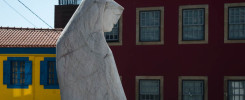 Una escultura contemporánea en frente de la Capela de São Gonçalinho