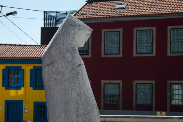 Una escultura contemporánea en frente de la Capela de São Gonçalinho