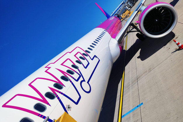 un avión de wizzair