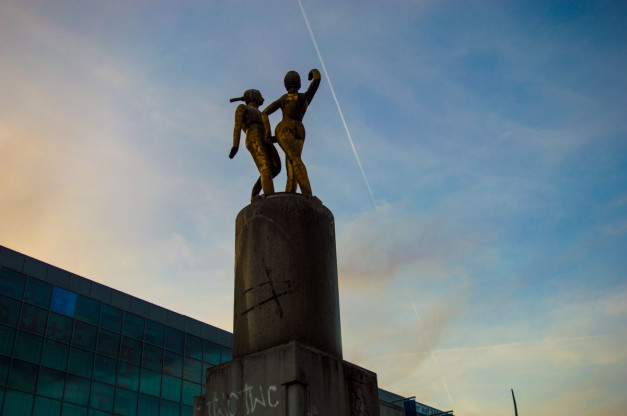 Escultura de los bailarines en Hermannplatz