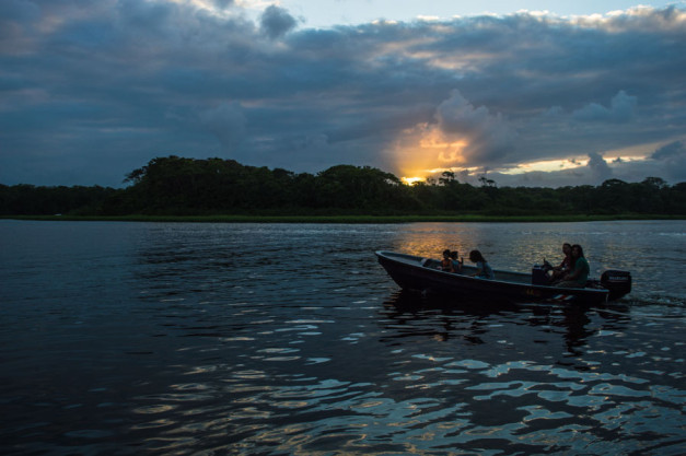 Moverse por Tortuguero en barca, Costa Rica