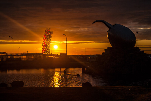 Aterrizar en Islandia con sol de medianoche