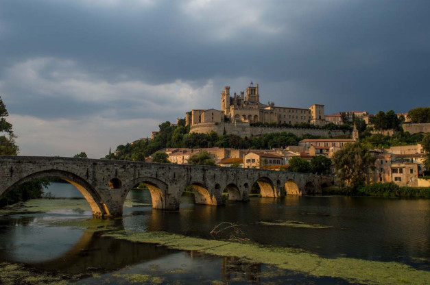 La imagen más típica de Béziers, con el puente viejo en primer plano y la Catedral en la cima de la ciudad