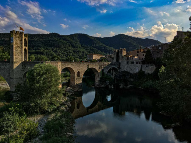 Vista de Besalú y su puente